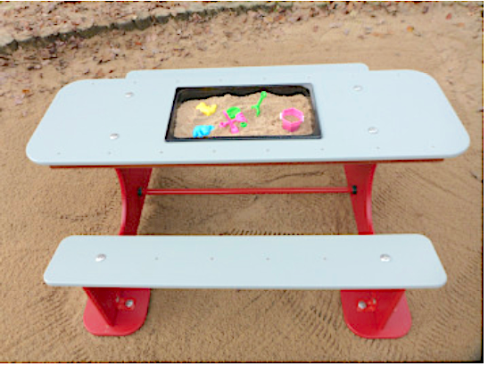 Krippen-Spieltisch aus langlebigem HDPE 19 mm mit einer Spielschale aus Kunststoff