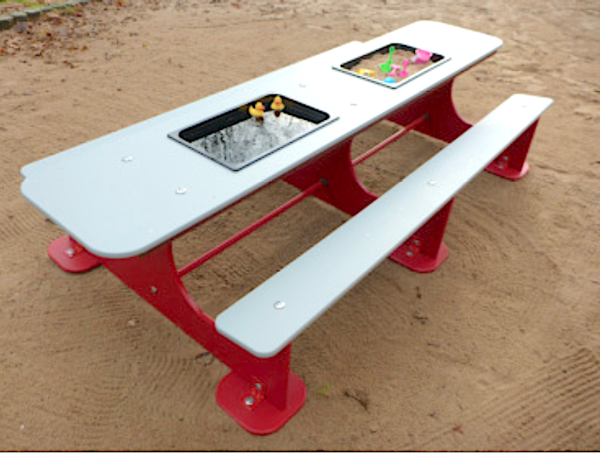 Krippen-Spieltisch aus langlebigem HDPE 19 mm mit zwei Spielschalen aus Kunststoff