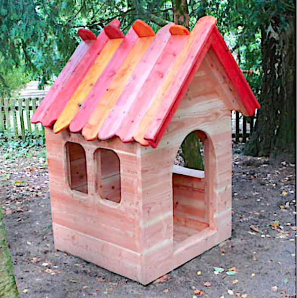 Kleines Spielhaus "Feuerkobolde“ aus Lärchenholz.