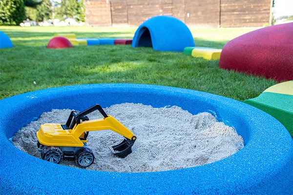 Sandkiste Syra - das beliebteste Spielgerät für Kinder das ganze Jahr hindurch